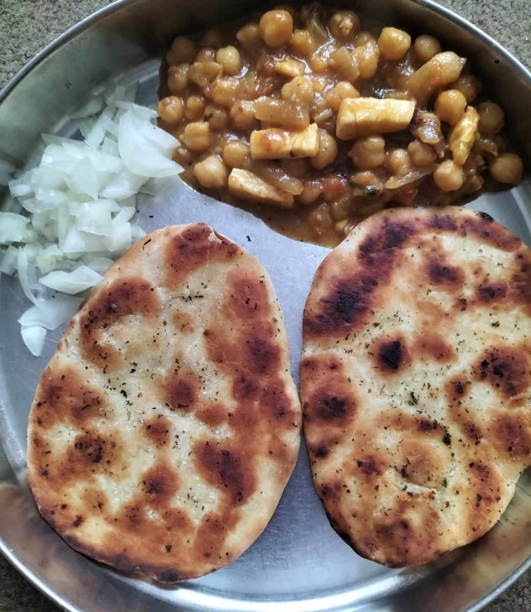 Saturday Breakfast: 
🍀Coriander 🧄Garlic Naan bread with ⬜Paneer 🧆Chana masala and freshly chopped 🧅Onions.