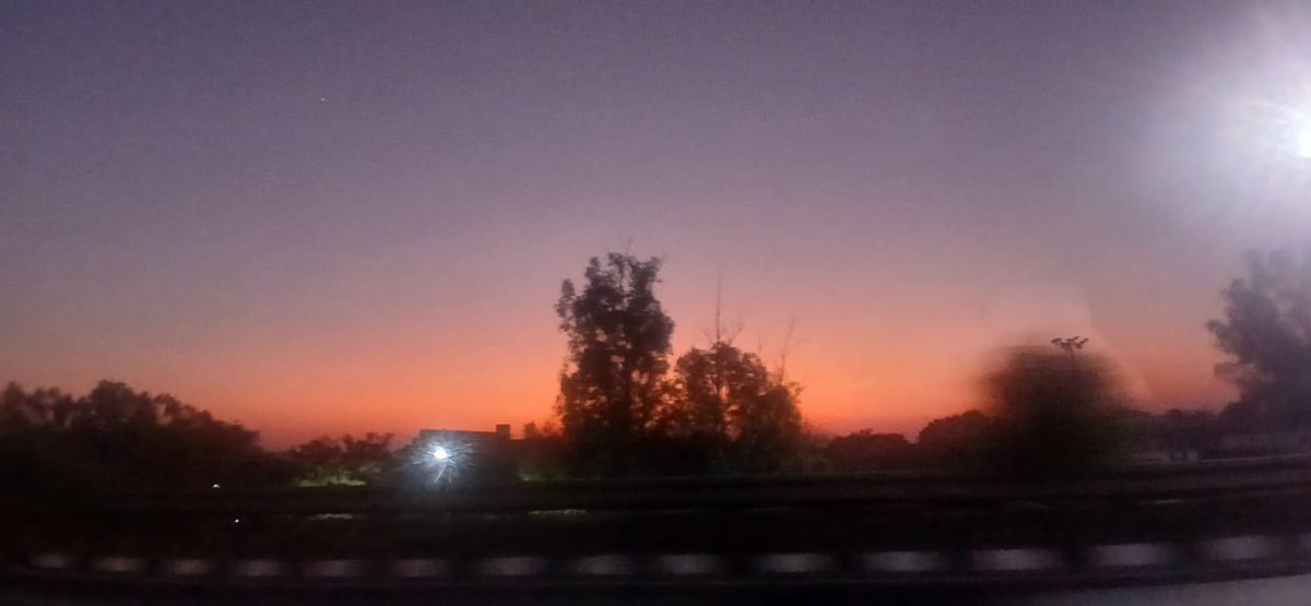 Truthvibeswrite's tweet photo. This #lonely crimson dusk
writes an epitaph
My Euology in you
#micropoetry
#ImperfectlyWritten001
📸ours
#vss
#amtryingtowrite
#PHOTOS https://t.co/5cA37zQMRS