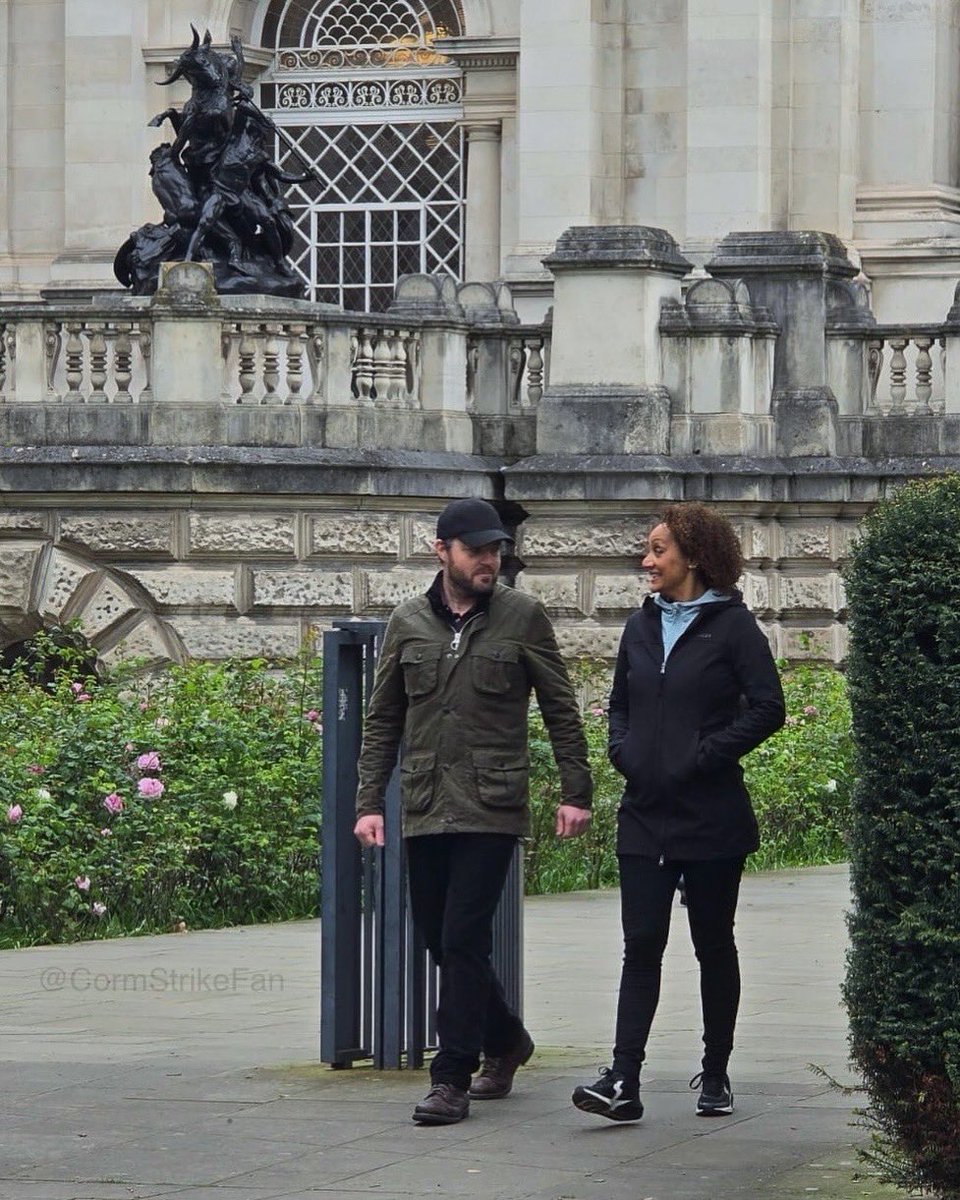 CormStrikeFan's tweet image. Cormoran Strike (Tom Burke) with new addition to the detective agency Midge Greenstreet (Tupele Dorgu).

This was filmed outside Tate Britain on 19th April 2024.

#TheInkBlackHeart #CormoranStrike #RobinEllacott #JKRowling #RobertGalbraith #TheStrikeSeries
