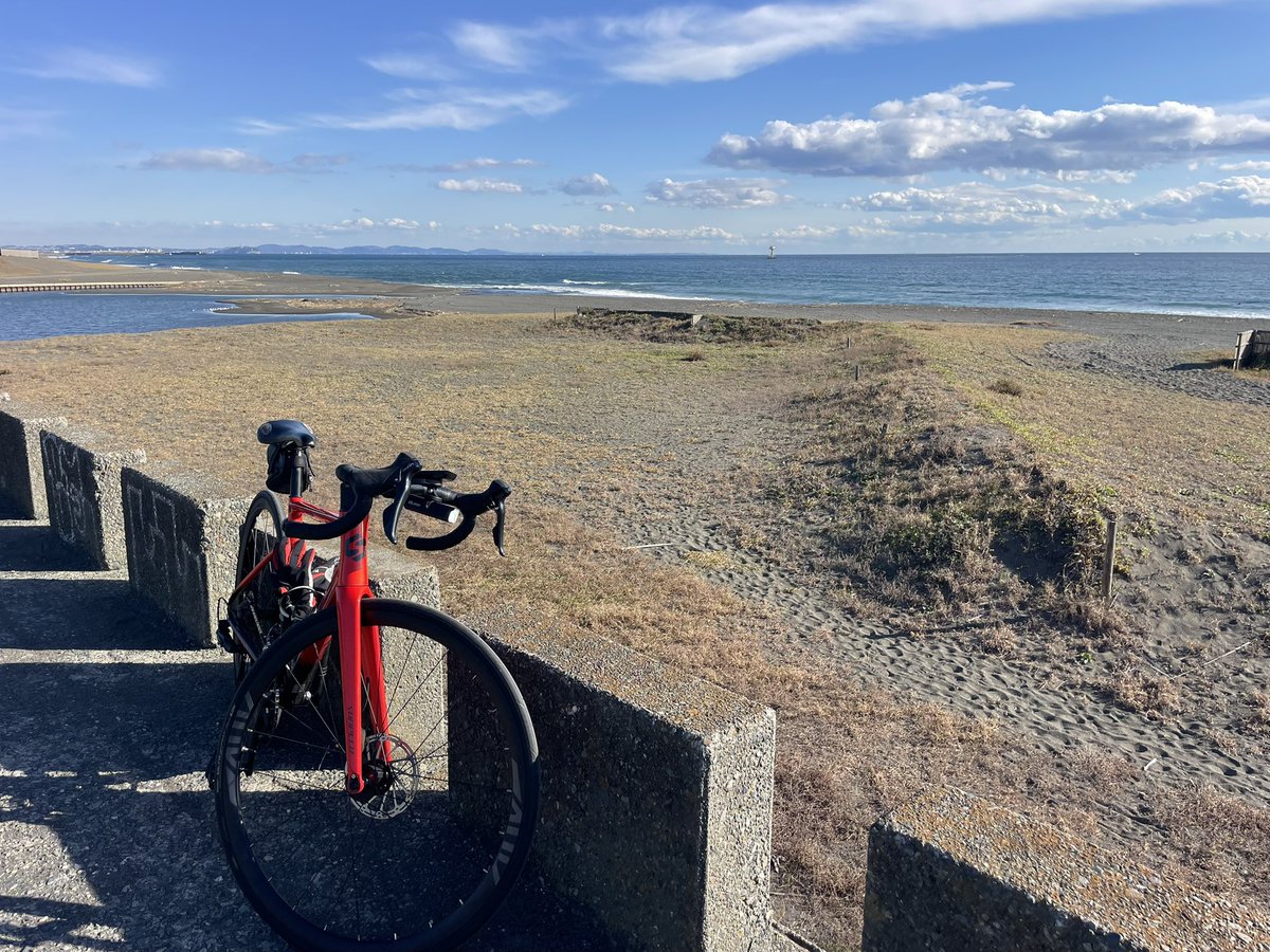motobss_mack's tweet photo. 今日は車にロードバイク積んで、辻堂海浜公園に車停めて鎌倉高校前の様子を伺って、そのまま二宮辺りまで海沿いライドしてきた！時間が時間だけにめっちゃ逆光… #ロードバイク #roadbike #sunpeed https://t.co/6nLnKfJprh
