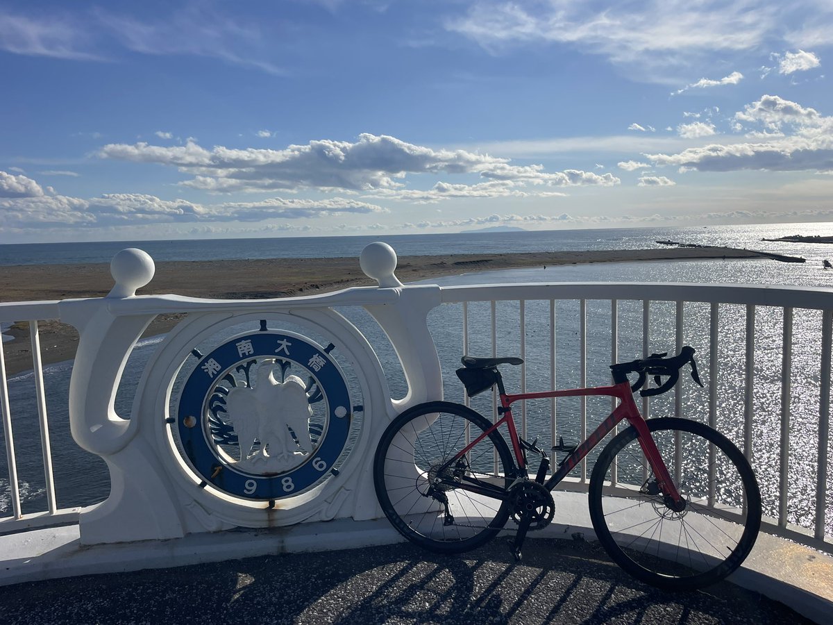 motobss_mack's tweet photo. 今日は車にロードバイク積んで、辻堂海浜公園に車停めて鎌倉高校前の様子を伺って、そのまま二宮辺りまで海沿いライドしてきた！時間が時間だけにめっちゃ逆光… #ロードバイク #roadbike #sunpeed https://t.co/6nLnKfJprh