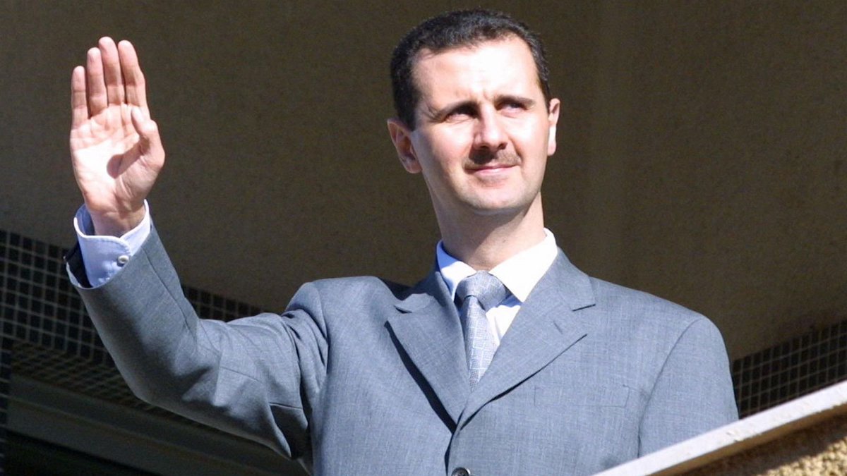 ULTIM'ORA: #Assad è scappato. Ora a #Doha si discuterà del dopo #Assad. Il dittatore di #Damasco era a #Mosca con tutta la sua famiglia, ora si è recato a #Tehran e dopo raggiungerà la sua famiglia in #Russia. 
Dopo 24 anni di potere è di fatto caduto il dittatore siriano, era al