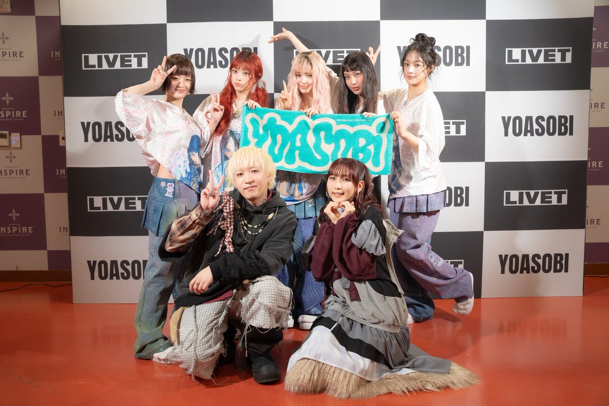 YOASOBI_staff's tweet photo. YOASOBI 아시아 투어 초현실 한국 공연 DAY1 감사합니다! 최고의 시작!
게스트로 와주신 NewJeans에게도 최대의 감사드립니다! 멋진 시간 감사합니다!

-Band-
Gt. AssH @AssH_Guitarist 
Ba. 森光奏太 @sota_dawgss 
Key. 長﨑祥子 @pon_de_shoko 
Dr. 大井一彌 @OiOiiiOiOOi 

アジアツアー初日韓国DAY1！最高のスタート🔥NewJeansの皆さんとも素敵な時間を過ごせました！ありがとうございました🤝
---
photo by @shumpei_1002