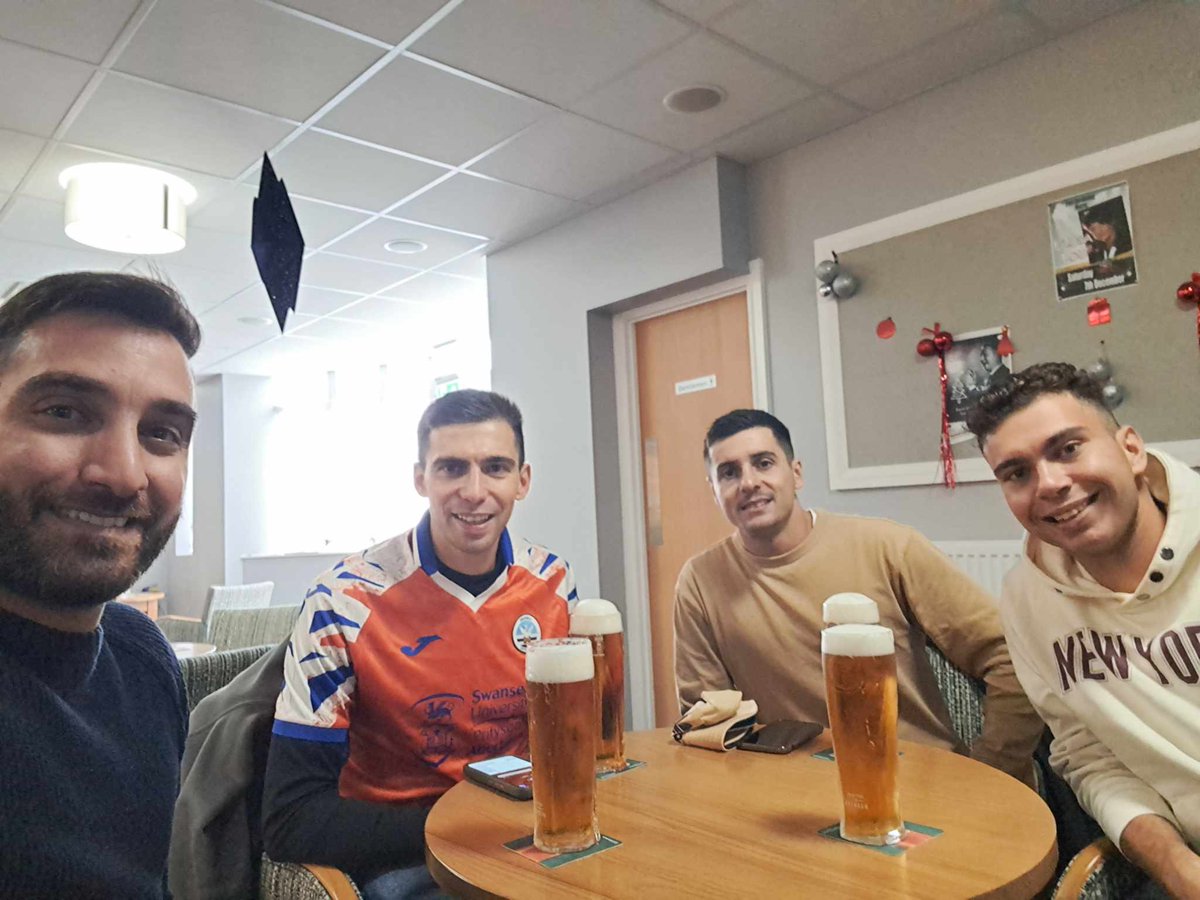 JacksMaltese's tweet image. And so it begins 🦢🍻 Maltese Jacks in Luton! Pre-match pints at the Beech Hill Conservative Club ! Come onn #Swans @SwansGlobal