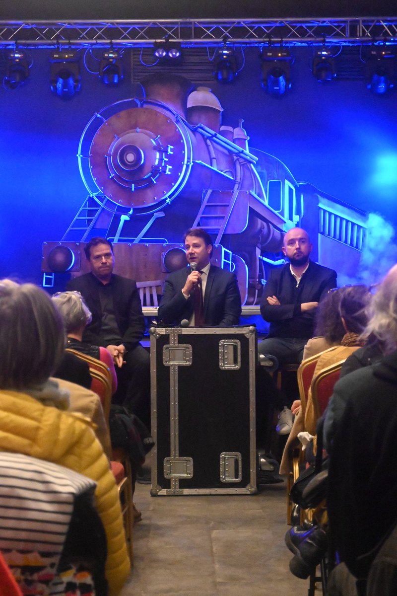 À Quimperlé, près de 200 personnes étaient réunies jeudi pour une belle soirée de dialogue citoyen. Mobilité, qualité de l’eau, solidarité, climat, langues bretonnes, nous avons parlé Bretagne.

Merci à vous, ainsi qu'à <a href="/Michaelquernez/">Michaël Quernez</a> et <a href="/SMiossec/">Sébastien Miossec</a> pour ce moment précieux.