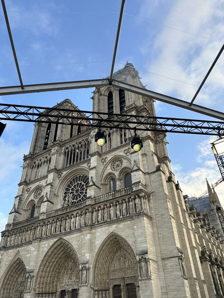 Une belle journée qui s’annonce pour célébrer la réouverture de <a href="/notredameparis/">Cathédrale Notre-Dame de Paris</a> grâce au travail de 2000 artisans et compagnons, la coordination de <a href="/rebatirNDP/">Rebâtir Notre-Dame de Paris</a> et remercier les 236 000 donateurs qui ont fait confiance à la <a href="/fond_patrimoine/">Fondation du patrimoine</a>