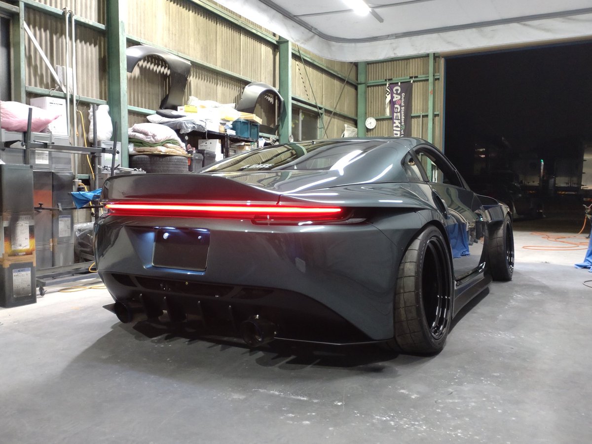 というわけで苦節２ヶ月、何とか形になりました。

ポルシェ992テールランプ移植のため、リア周りワンオフ。
ついでに前後フェンダーもワンオフ。
アストン純正スターリンググリーンで全塗装。

#これがこうなってこうなってこう