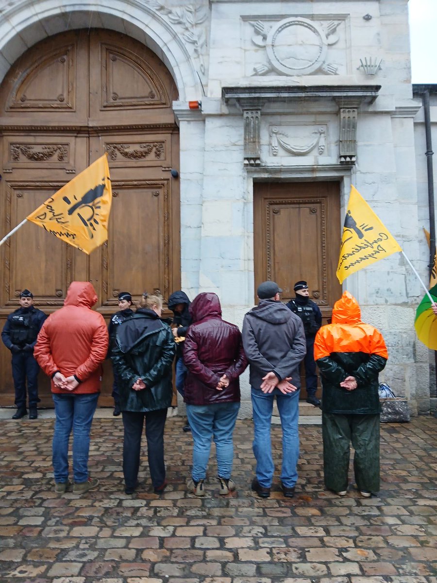 Conf' Paysanne (@confpaysanne) on Twitter photo Plusieurs rassemblements de soutien partout en France à nos 2 camarades déférés aujourd'hui au tribunal de Paris, audience à 13h30 pour avoir manifesté contre les spéculateurs. Stop aux accords de libre-échange! Protégeons le #revenupaysan ! Ici à Besançon <a href="/lestrepublicain/">L'Est Républicain</a> 👇 Plusieurs rassemblements de soutien partout en France à nos 2 camarades déférés aujourd'hui au tribunal de Paris, audience à 13h30 pour avoir manifesté contre les spéculateurs. Stop aux accords de libre-échange! Protégeons le #revenupaysan ! Ici à Besançon <a href="/lestrepublicain/">L'Est Républicain</a> 👇