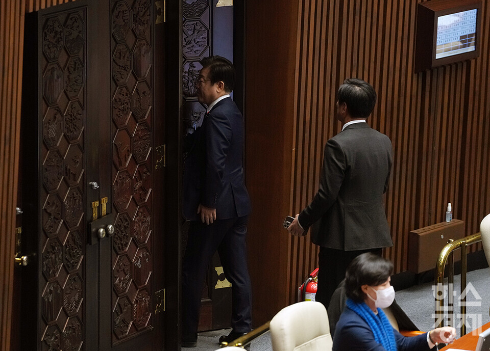 정족수 부족으로 탄핵 표결 불성립되게 생겼는데 다른 의원들 문지기 세워놓고 지는 투표하고 나가버림. 투표 종료 때까지 본회의장 지켜야지 어디를 가세요 이재명 당대표님. 조기대선할 생각에 한껏 신나서 협상도 없이 내지르고 밀어붙이다가 김건희 특검도 윤석열 탄핵도 다 놓친 무능한 것들.