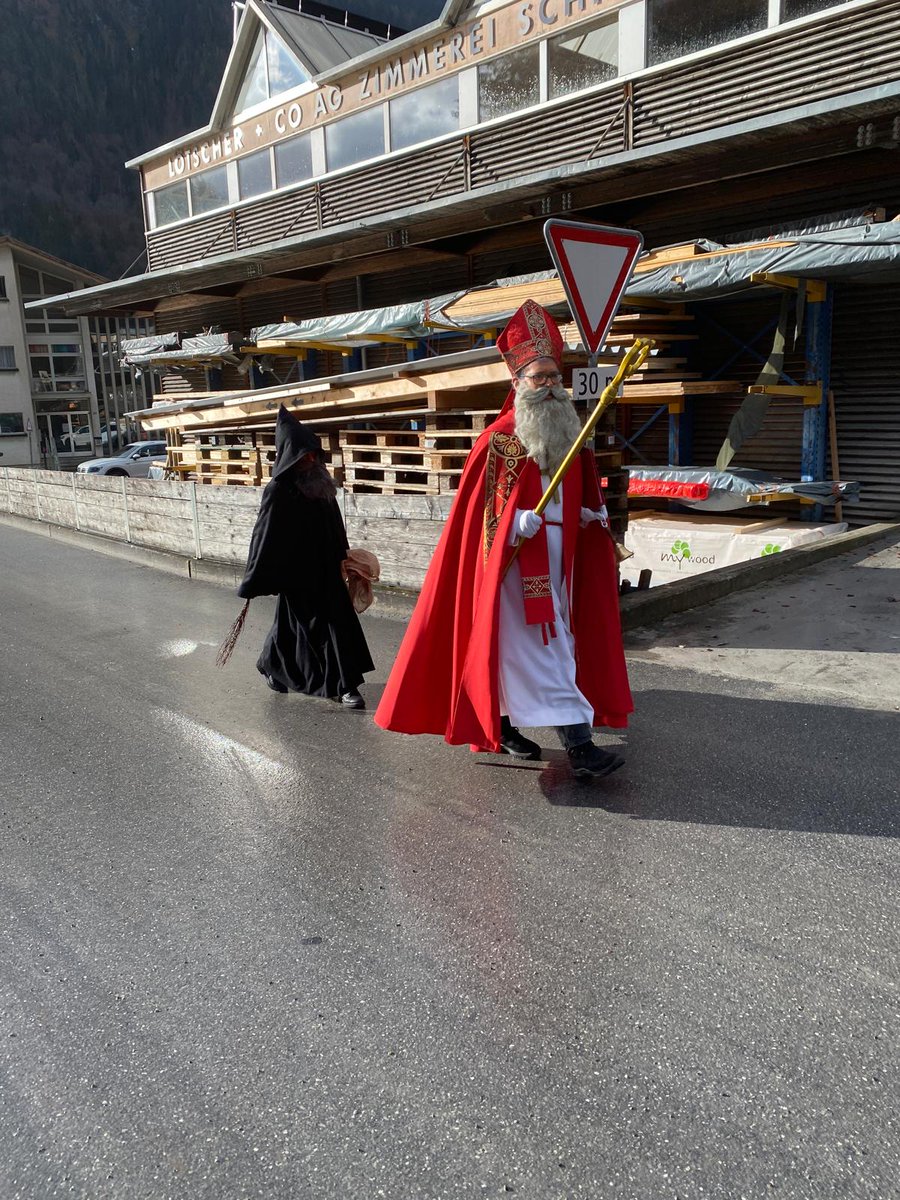 kath_vmp's tweet photo. 🎅✨ St. Nikolaus brachte Freude ins Prättigau! ✨🎅
Der Heilige Nikolaus besuchte 40 Familien sowie Kindergärten, Schulen und Veranstaltungen in Jenaz, Schiers und Grüsch und zauberte Gross und Klein ein Lächeln ins Gesicht. https://t.co/Xb9mzvjlHd