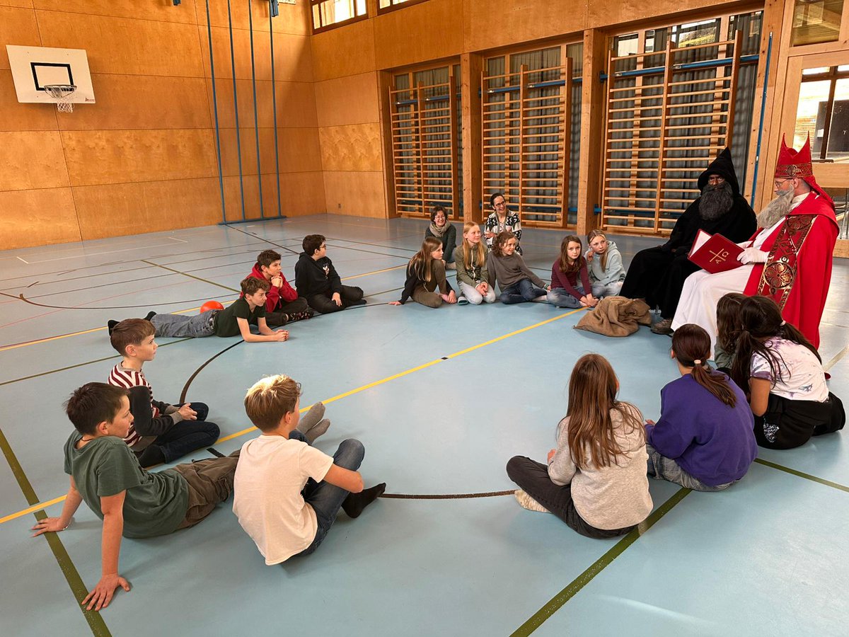 kath_vmp's tweet photo. 🎅✨ St. Nikolaus brachte Freude ins Prättigau! ✨🎅
Der Heilige Nikolaus besuchte 40 Familien sowie Kindergärten, Schulen und Veranstaltungen in Jenaz, Schiers und Grüsch und zauberte Gross und Klein ein Lächeln ins Gesicht. https://t.co/Xb9mzvjlHd