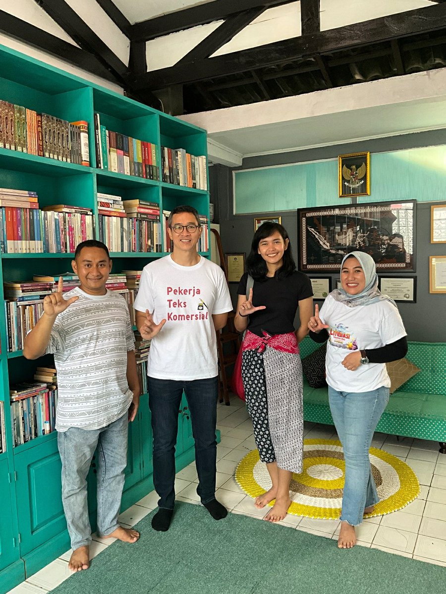 SyafrilParasana's tweet photo. With penulis Om Henry Manampiring &amp; Mbak Novka Kuaranita https://t.co/LhcNCMPzic