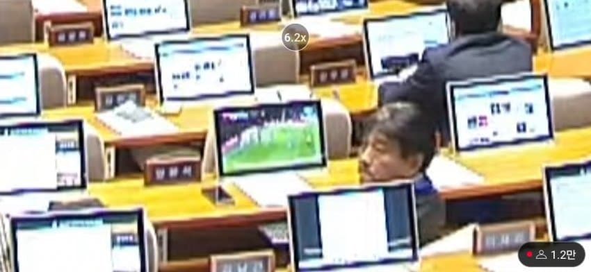 양문석 본회의장에서 국회 컴퓨터로 축구보는중. 장난하냐? 이 시국이 장난이야?