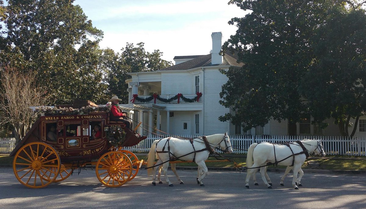FtBendNews's tweet photo. This Fort Bend city was declared the “Cutest Christmas Town’ in the South by Southern Living Magazine https://t.co/MDAS1JpA47 https://t.co/rG23akxFLA
