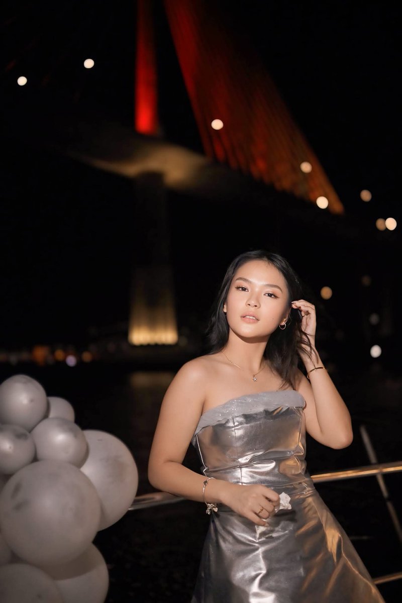 peesawyerr's tweet photo. mas maganda ka pa sa cclex lights 😭 https://t.co/xn64gvErMz