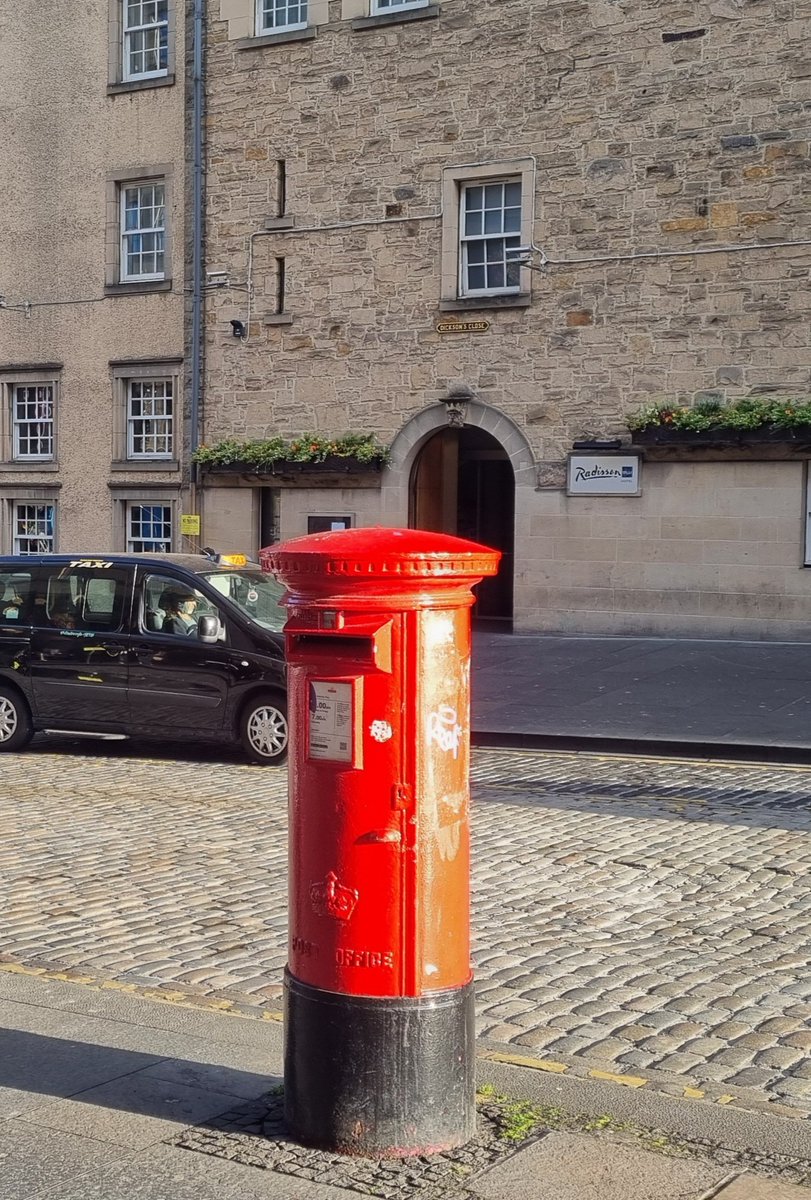 pinlu's tweet photo. On Royal Mile, opposite the sign of Dickson's Close #postboxsaturday https://t.co/BWlLGsHjCo