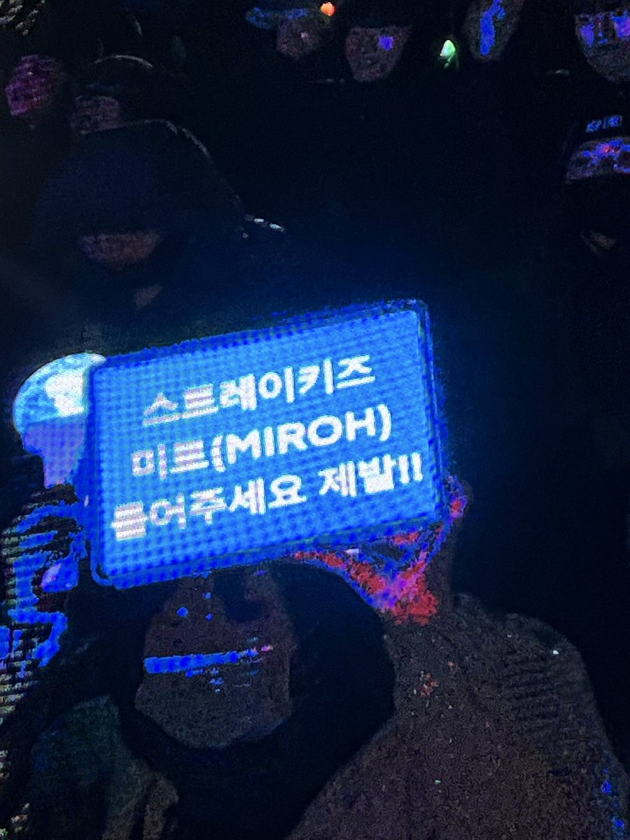 kkusg_'s tweet photo. 요즘mz시위ㅁㅊ네 https://t.co/Be1xGP50ef