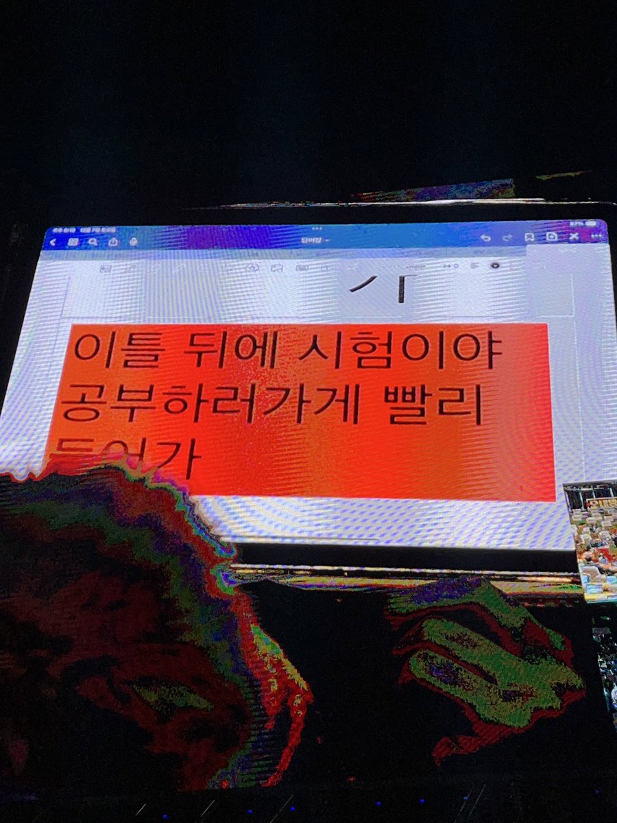 kkusg_'s tweet photo. 요즘mz시위ㅁㅊ네 https://t.co/Be1xGP50ef