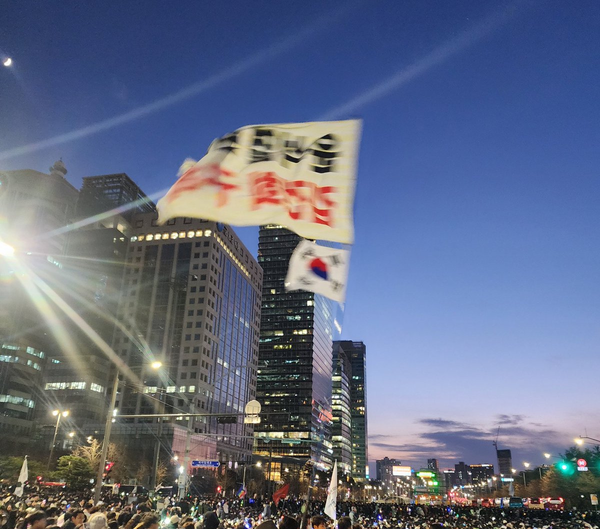 #한국백합연구부
나라가 살아야
백합도 삽니다