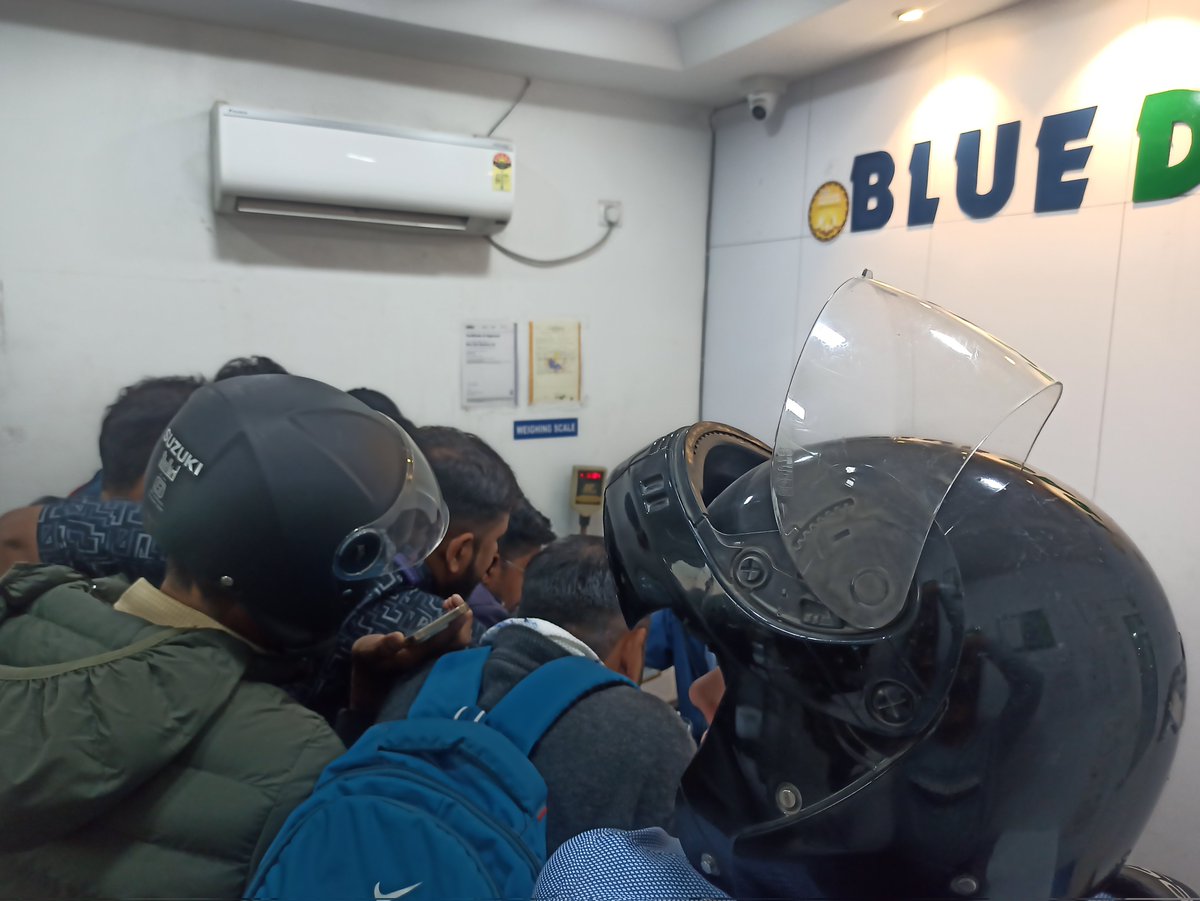 Hello <a href="/BlueDart_/">Blue Dart Official</a> <a href="/BlueDartCares/">Blue Dart Support</a> 

My parcel (Tracking ID: 81890441835) arrived at your branch 2 days ago but hasn’t been delivered. Plz contact the branch and resolve this issue promptly. 
The branch is overcrowded with people waiting for undelivered parcels.