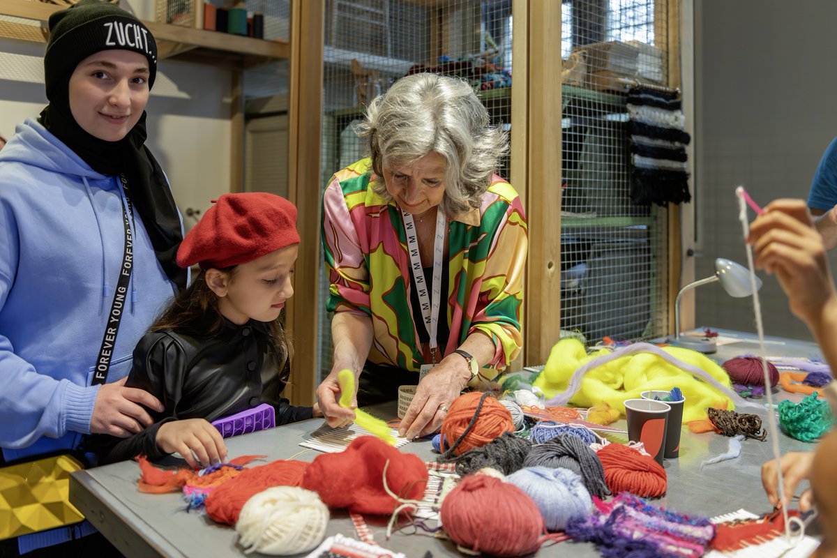 Het Zeeuws Museum zou niet hetzelfde zijn zonder de inzet van onze vrijwilligers. Ze leiden rond, helpen bij activiteiten (zoals Geralde op de foto in de WERKPLAATS) en zijn onze trouwe ambassadeurs. Daarom zeggen wij op de #DagvandeVrijwilliger: dank jullie wel!