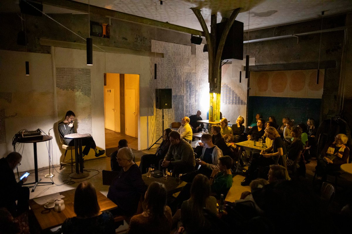 Foto no Prozas lasījumu festivāla diloģijas "Kā dzīvot tālāk?" 2. daļas. Pasākums notika 2. decembrī "1983".

Piedalījās Justīne Bondare, Ligita Paegle, Mārtiņš Pommers, Raibīs, Ivars Šteinbergs, Gundegas Šmites stāstu nolasīja Ernests Valts Circenis.

prozaslasijumi.lv/post/k%C4%81-d…