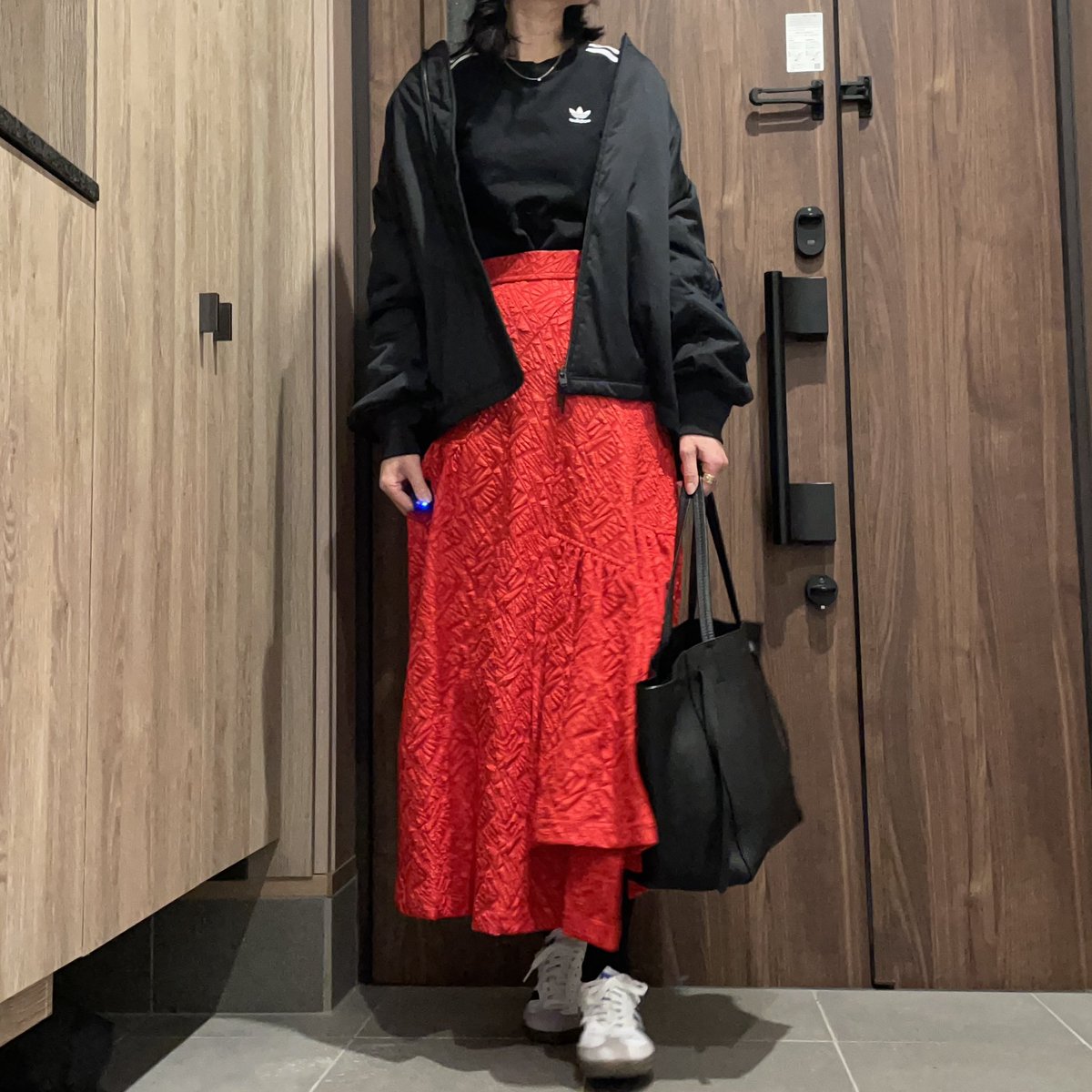 matsuten522's tweet photo. アディダス多めな今日の服

出先で撮るタイミングなくて
帰ってきて玄関で撮るという…

このスカート思い切って買ってよかった❤️

アウター Y3
インナー、スニーカー アディダス
スカート ダブスタ https://t.co/3pJ5jOVsAH