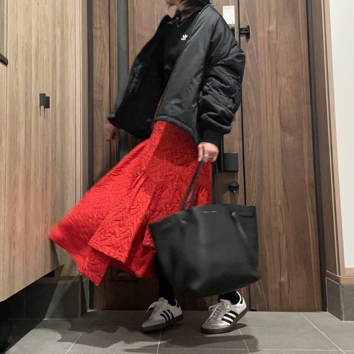 matsuten522's tweet photo. アディダス多めな今日の服

出先で撮るタイミングなくて
帰ってきて玄関で撮るという…

このスカート思い切って買ってよかった❤️

アウター Y3
インナー、スニーカー アディダス
スカート ダブスタ https://t.co/3pJ5jOVsAH