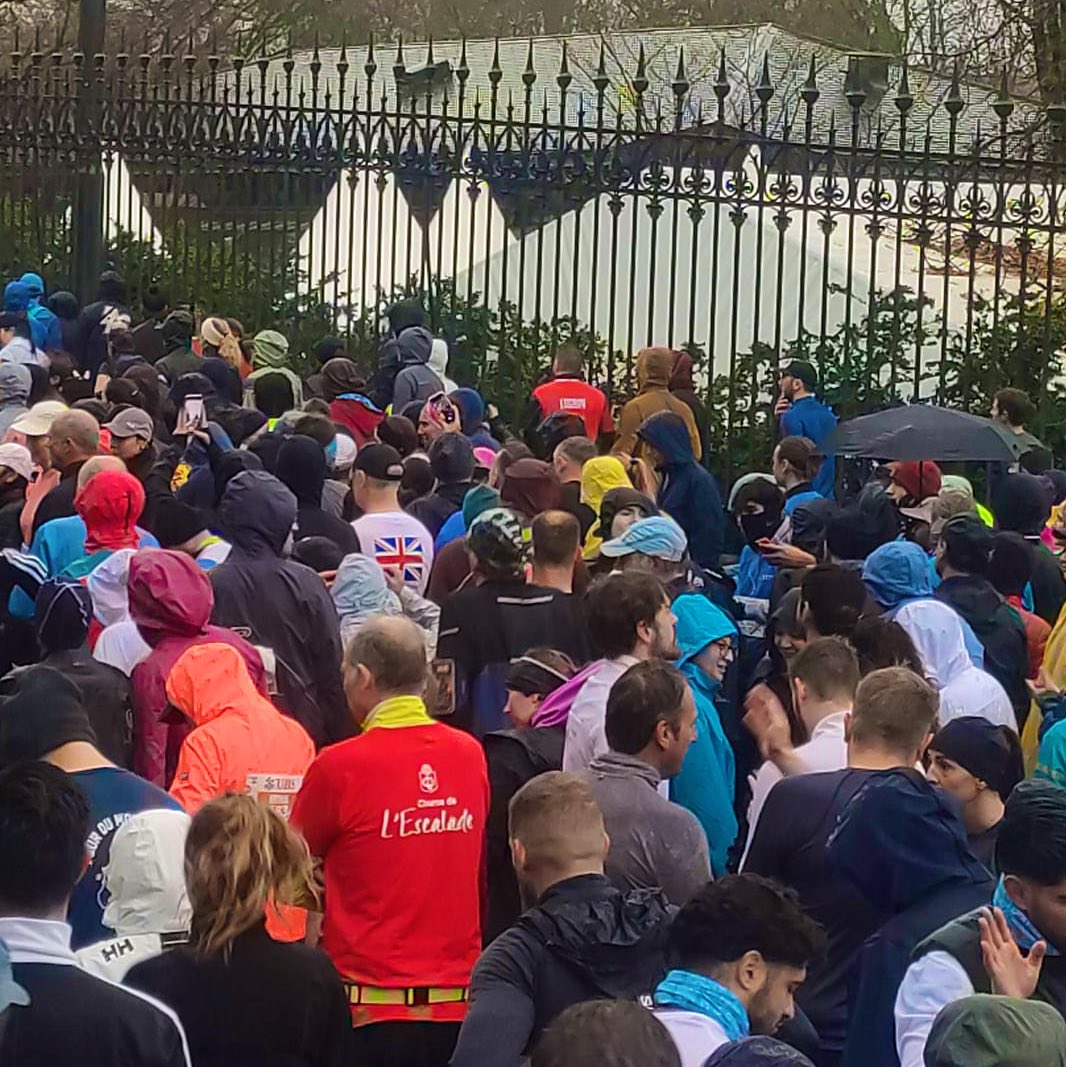 UKMissionGeneva's tweet image. Courage to everyone taking part in the #Escalade in Geneva today! 👏🌧️

And keep on running @SimonManleyFCDO and Team UK Mission 🇬🇧🏆