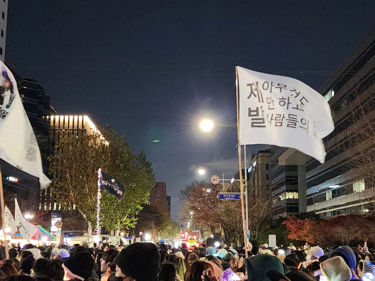 _tu_me_manques's tweet photo. 국회의사당 앞에서 재밌었던 깃발 몇 개 올려요. https://t.co/ZZ8bsuQ3La
