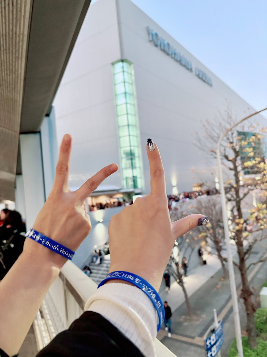 hal_akt's tweet photo. 石田亜佑美さん卒業おめでとう！
あゆみちゃんは笑顔かがやく太陽で、青く燃ゆるお姫様で、でっかい花だった💐💙ロイヤルブルーに染まる横アリ美しかったぁ。たくさんの素敵な時間を、そして色んな景色を見せてくれてありがとう。石田亜佑美とあゆみちゃんの居るモーニング娘。に出逢えて幸せ！ https://t.co/qyTO1PZ0pH