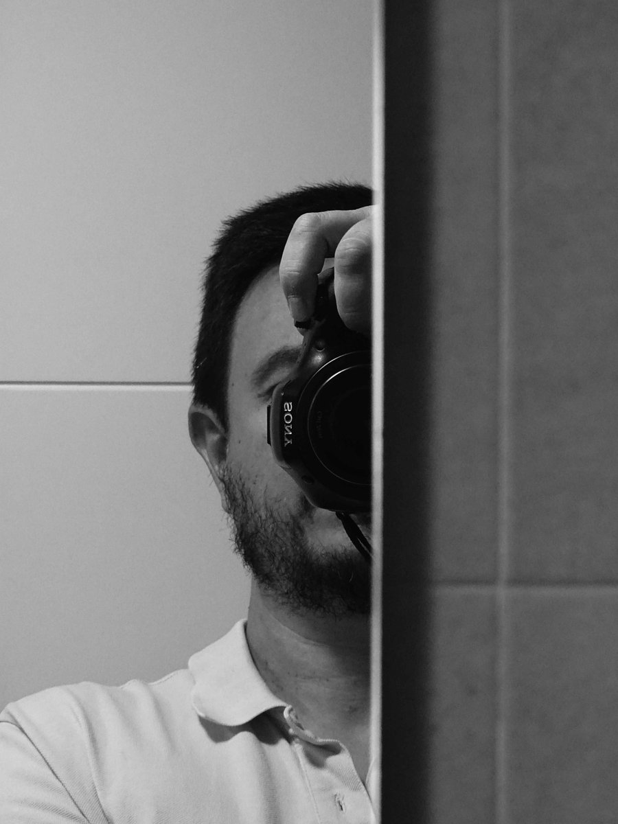 oscarvendrellf's tweet photo. Autoretrat 12 #autoretrat #autoretrato #païsoscatalans #catalunya #landscapephotography #landscape #streetstyle #streetsphotography #street #bnw #bnwphotography https://t.co/DO5KUIXpqL