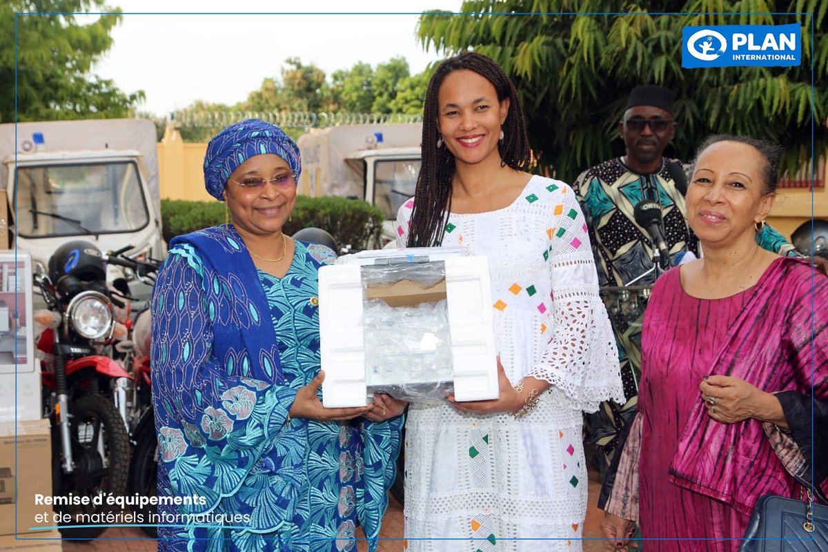 PlanIntl_Mali's tweet photo. Dans le cadre de la subvention GC7 du Fonds mondial, @PlanIntl_Mali et l’UMRSS ont remis au @MSDS_Mali 30 kits #informatiques, 60 #motos, 28 motos #ambulances pour 369 344 000 FCFA afin de #renforcer les capacités sanitaires et #sauver des vies.
#SantéPourTous #FondsMondial https://t.co/lx85pAUMVD