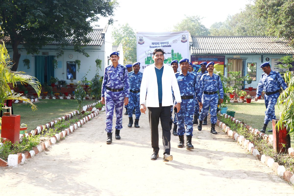 091bn's tweet photo. @91Bn #RAF #crpfindia के द्वारा स्वच्छता एवं उसके महत्त्व के ऊपर जागरुकता सत्र का आयोजन कर सार्वजनिक व व्यक्तिगत  साफ-सफाई के बारे में बताया गया । अभियान के व्यापक प्रचार एवं प्रसार के लिए टोपी एवं बैग के ऊपर स्वच्छ भारत लोगो प्रदर्शित किये गये । https://t.co/llpI2QxiTH