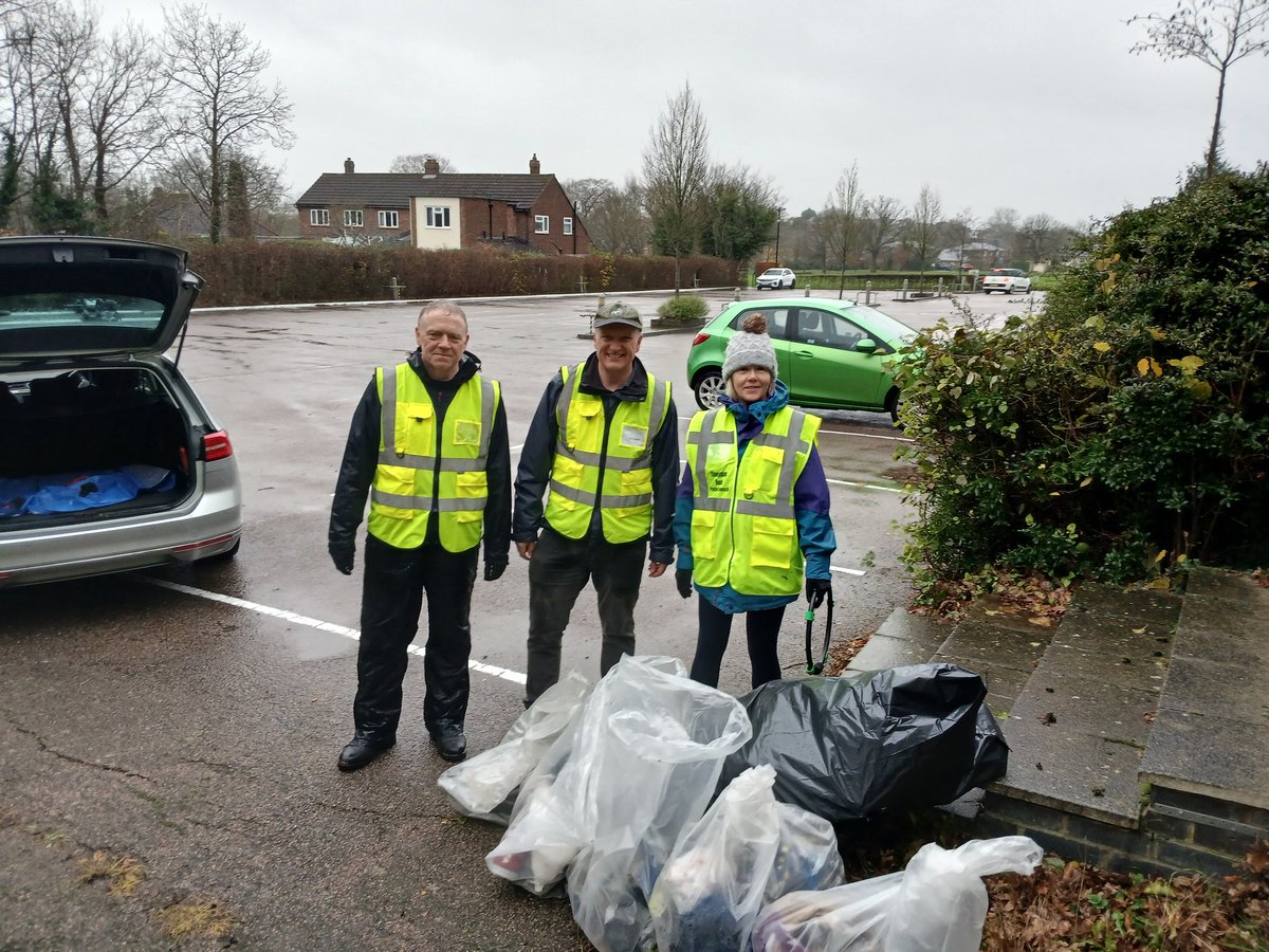DrNeilHudson's tweet photo. Great again to be with the fantastic team in #TheydonBois for their regular #LitterPick.
Huge thanks to the Parish Council &amp; volunteers for doing so much to keep our wonderful area clean.
Sadly lots of plastics, bottles, cans &amp; disposable  vapes senselessly chucked by the wayside https://t.co/few7RbHS6Y