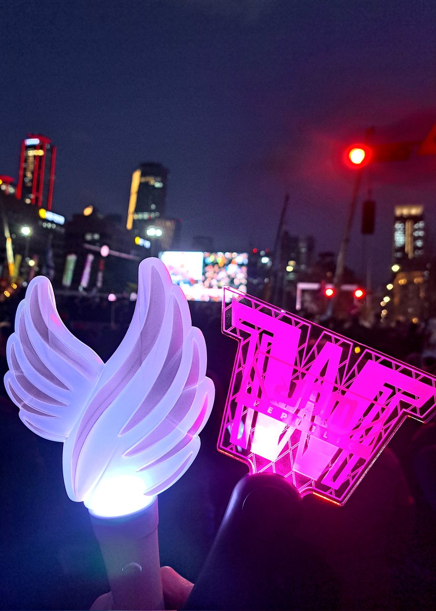 chacha_allin's tweet photo. 엄마에게 선택 받은 응원봉들

우리엄마 매우 만족하셨음. 다음에 엄마 친구들이랑 갈 때 인원수 대로 빌려가도 되냐고 재구매의사 밝히심 https://t.co/FOBTrk57UM