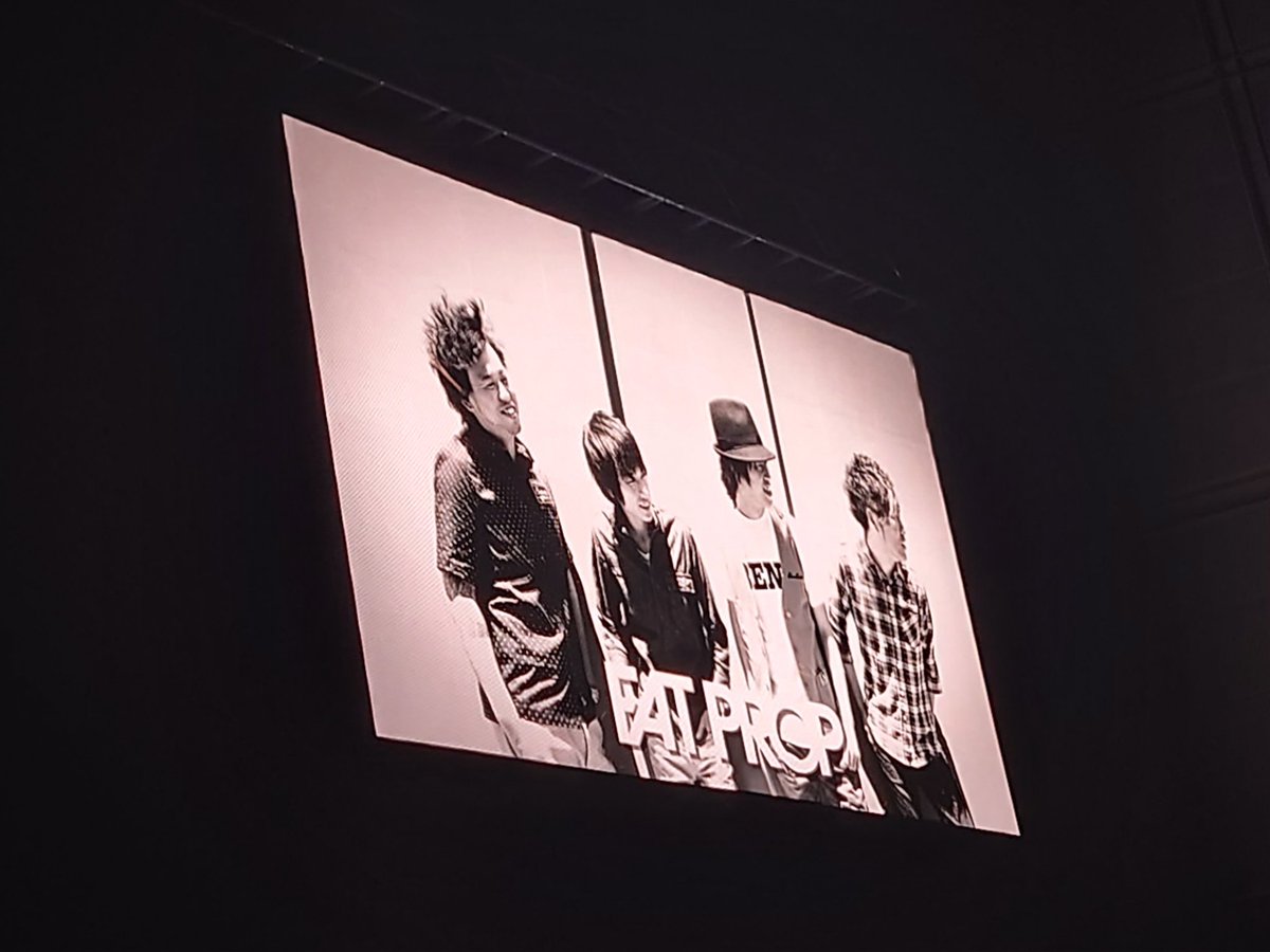 tabira0620's tweet photo. 人生で1番好きな1番ライブにも行った地元のヒーローが幕張メッセの大舞台に!
KTRさんありがとうございます!
2013年以来の当時のメンバーでのライブ
大好きな曲が次々と披露されて懐かしさと嬉しさに目頭が熱くなったー！
間違いなく今日の��ストアクト🏆
コレデキマリ!
#REDLINE #FATPROP https://t.co/CLnfk2t7dO