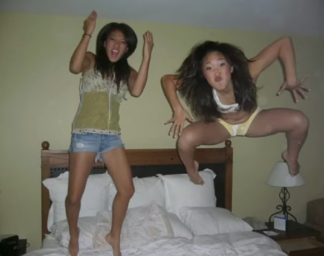 小ネタが細かすぎて気付いた人いるか分かりませんが、今回のヒロインの設定が『昭和なものが好き』なのでこのコマは昭和にめちゃ流行ったこの写真を参考にしています。
アナタはコレ知ってますか? 