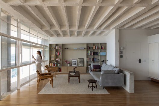 Morariasaqui's tweet photo. Viver na curva do Copan, em um apartamento vazado com cobogós de um lado e os brises horizontais de Niemeyer do outro, e toda a estrutura exposta para a apreciação deste ícone da engenharia e da arquitetura brasileira. 

Apto Copan D, por Estúdio BRA. 175m2. São Paulo. https://t.co/jH9sUzpjjv