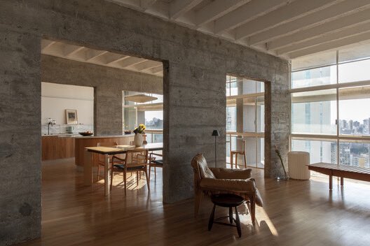 Morariasaqui's tweet photo. Viver na curva do Copan, em um apartamento vazado com cobogós de um lado e os brises horizontais de Niemeyer do outro, e toda a estrutura exposta para a apreciação deste ícone da engenharia e da arquitetura brasileira. 

Apto Copan D, por Estúdio BRA. 175m2. São Paulo. https://t.co/jH9sUzpjjv