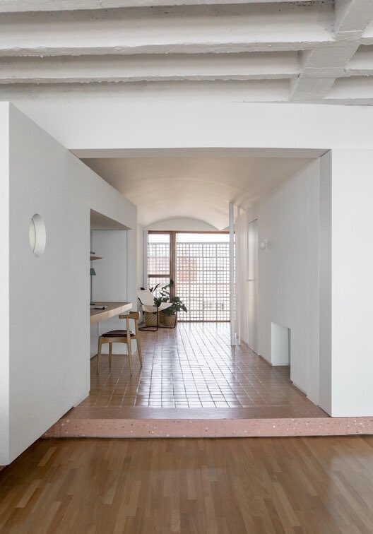 Morariasaqui's tweet photo. Viver na curva do Copan, em um apartamento vazado com cobogós de um lado e os brises horizontais de Niemeyer do outro, e toda a estrutura exposta para a apreciação deste ícone da engenharia e da arquitetura brasileira. 

Apto Copan D, por Estúdio BRA. 175m2. São Paulo. https://t.co/jH9sUzpjjv