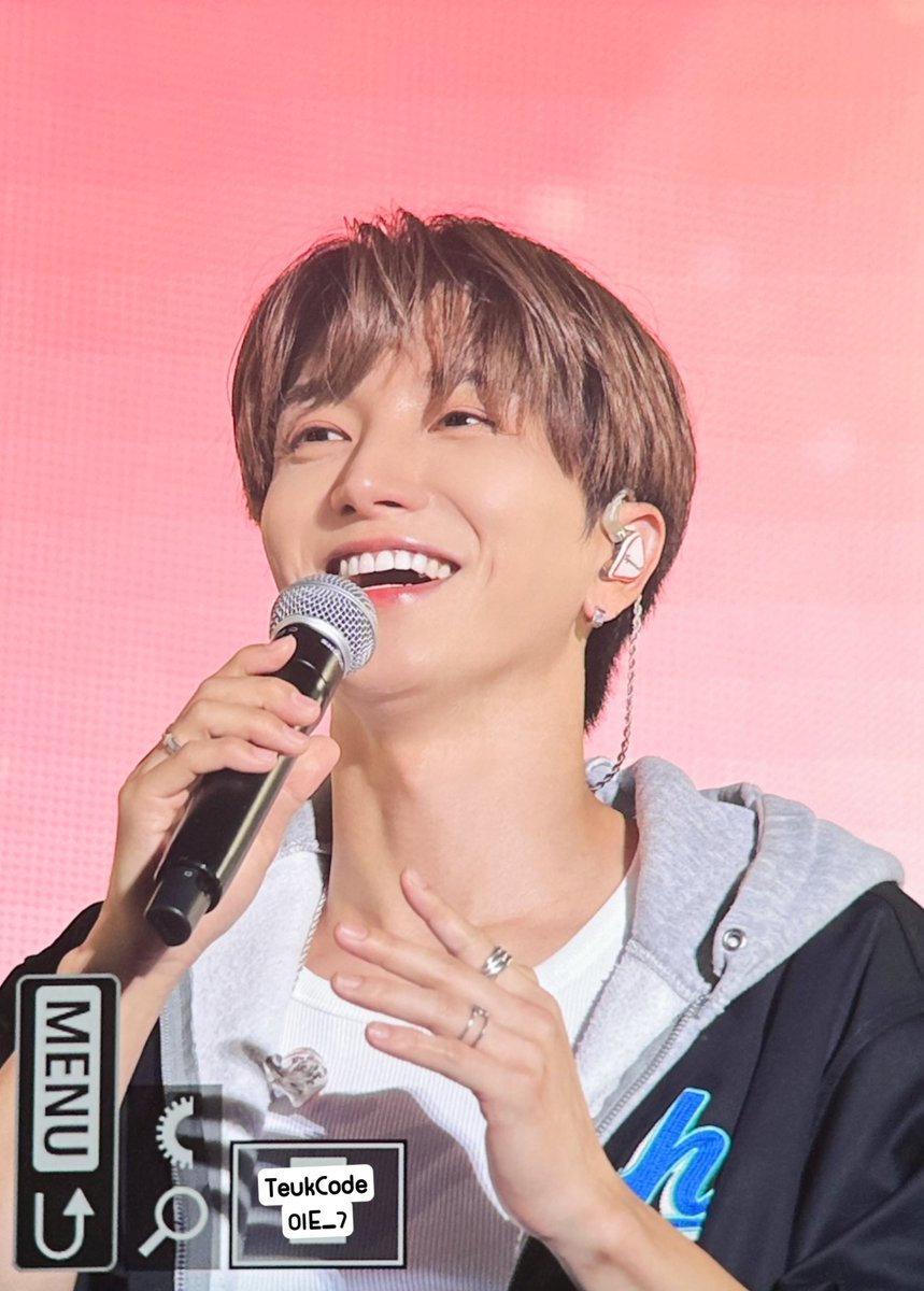 트기트기 이특이🐻
Too cute!!!!!
‘<a href="/special1004/">Lee Teuk</a> 
#이특 #leeteuk #superjunior #슈퍼주니어 #イトゥク #okinawa #UTOFESTinOkinawa #superjunior_lss
