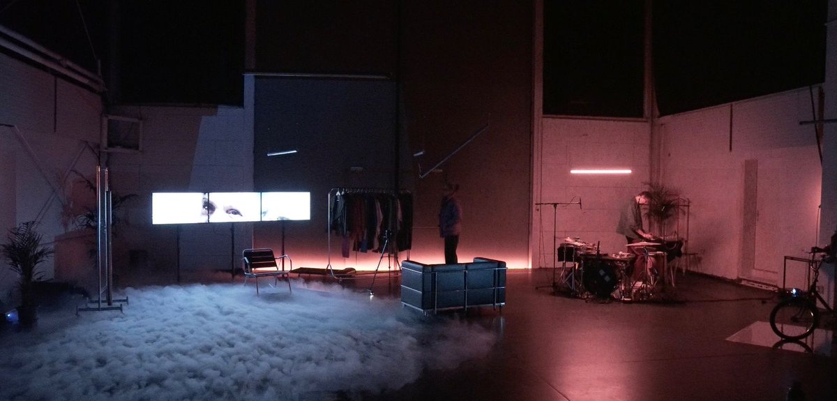 AtelierCritique's tweet photo. "Que perdons-nous à gagner du temps", mise en scène par Simona Gallo et Lisa Tatin, c'était du 12 au 16 novembre au @monTLH (Sierre). 
La critique de ce spectacle est disponible sur le site de l'Atelier : https://t.co/mA5wmTRYiS

© Théâtre Les Halles 2024 https://t.co/LWZj2sqazi