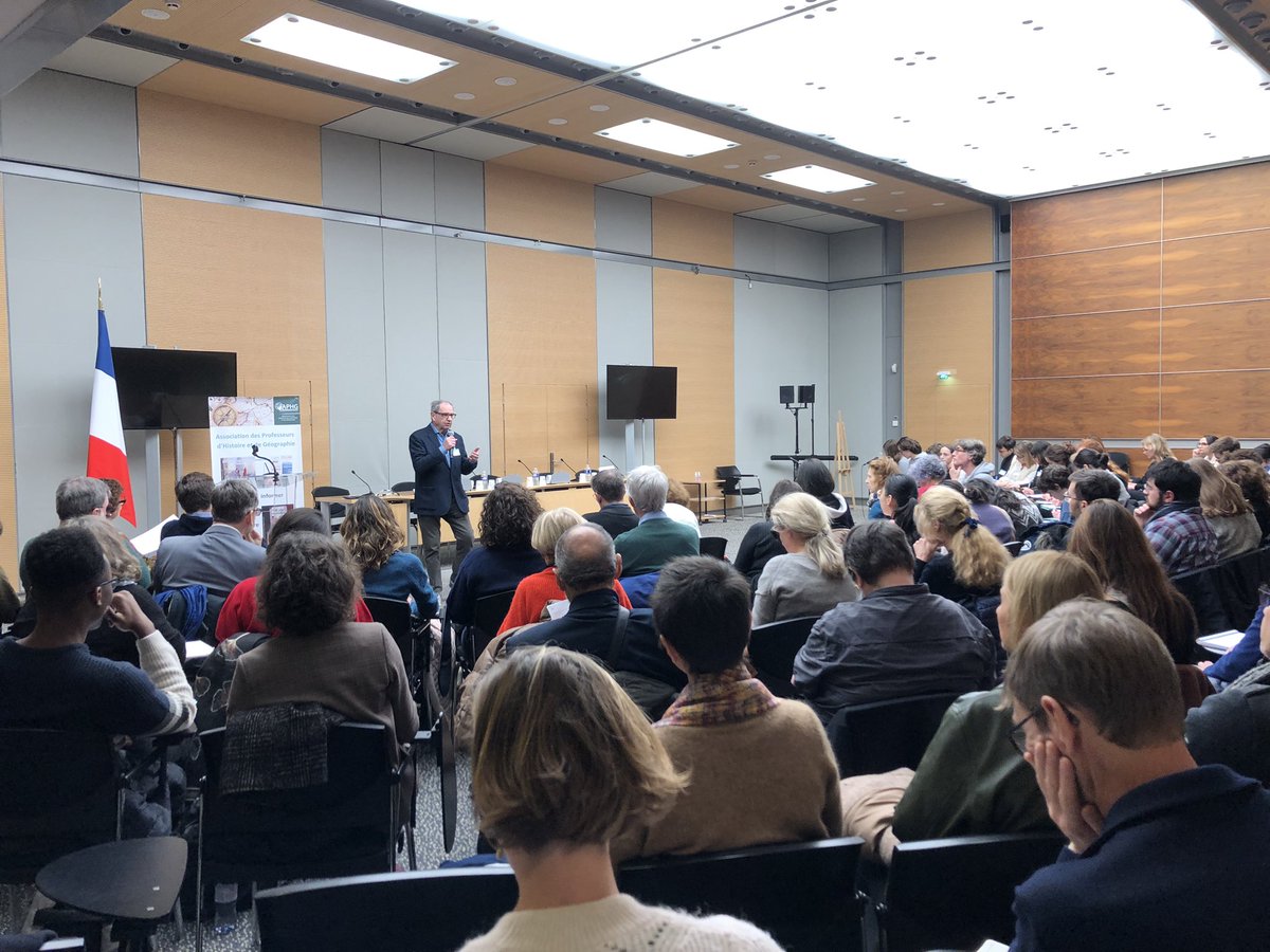 Éric Buge (@e_buge) on Twitter photo 🏛️ Début de la journée de formation des professeurs d’histoire et de géographie à l’Assemblée nationale !
Intervention exceptionnelle d’ouverture de Pierre Rosanvallon sur la démocratie
<a href="/ParlonsDem/">Parlons Démocratie</a> <a href="/APHG_National/">APHG</a> <a href="/AlazardJ/">Joëlle Alazard</a> <a href="/GuimonnetCh/">Christine Guimonnet 🎗 🧡 🌍 🇺🇦</a> <a href="/AssembleeNat/">Assemblée nationale</a> 🏛️ Début de la journée de formation des professeurs d’histoire et de géographie à l’Assemblée nationale !
Intervention exceptionnelle d’ouverture de Pierre Rosanvallon sur la démocratie
<a href="/ParlonsDem/">Parlons Démocratie</a> <a href="/APHG_National/">APHG</a> <a href="/AlazardJ/">Joëlle Alazard</a> <a href="/GuimonnetCh/">Christine Guimonnet 🎗 🧡 🌍 🇺🇦</a> <a href="/AssembleeNat/">Assemblée nationale</a>