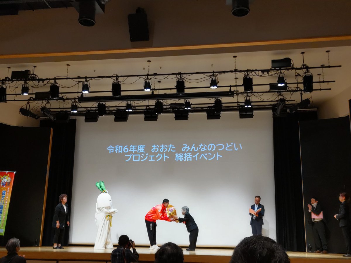 himawari2012123's tweet photo. パラアスリートの若生裕太選手のお話は、心に刺さりました。
とてもまっすぐな気持ちが、言葉に込められていました。
お話を聞かせてくれてありがとうございました✨

花束贈呈の様子です😊

#おおたみんなのつどいプロジェクト
#大田区
#若生裕太
#大根ちゃま https://t.co/CyPhT9l2nS