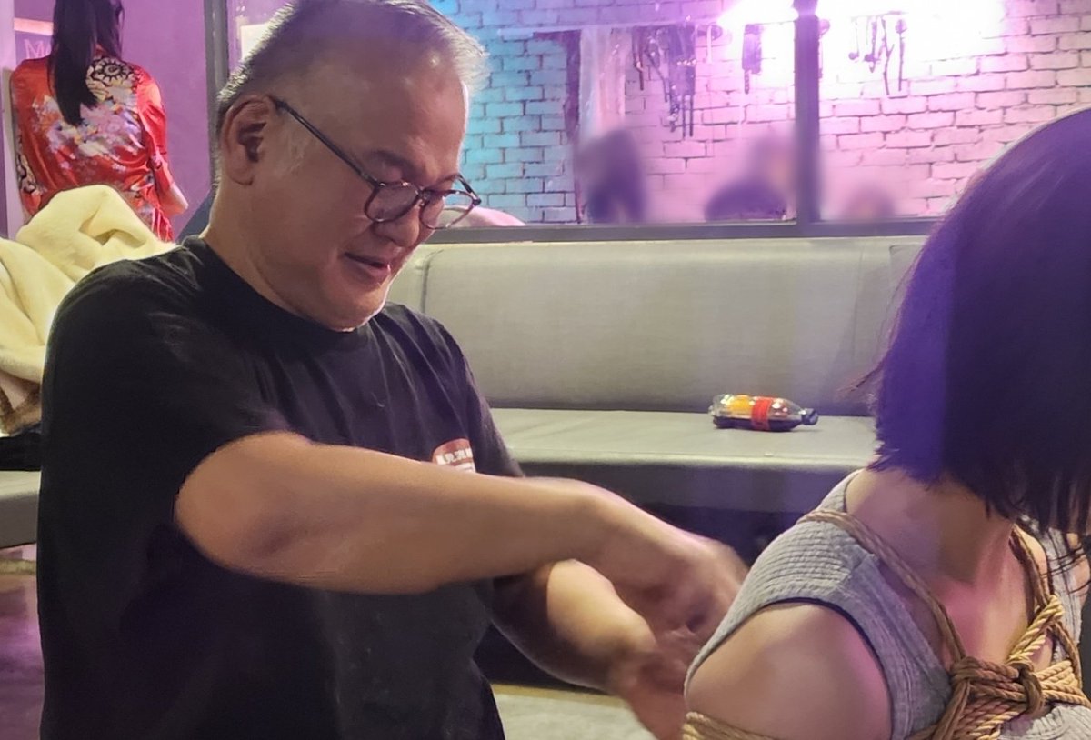 어제 라이브쇼 이후에 로프잼도 모두 재밌게 즐겨주셨어요!
카자미씨도 엄청 많이 묶으셨어요 😆
오늘은 엠에이에서 편하게 노는 날이에요
카자미상이 보고싶은 분들은 엠에이로 오세요😘

<a href="/Nawashi_Kazami/">風見蘭喜</a>