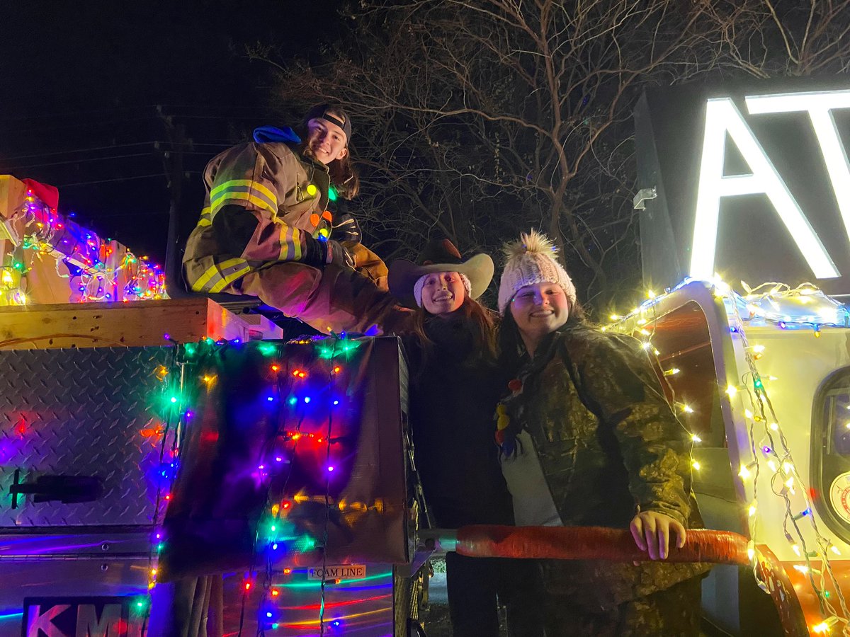 nremtp06's tweet photo. @atcrockhillsc well represented by students who withstood bitter cold @RockHillSC1995 Christmas Parade. @RockHillSchools https://t.co/MqvCiAFGJ2