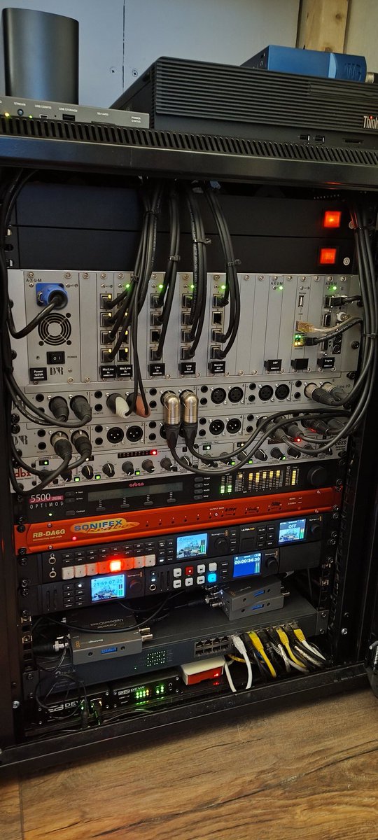 Grote verbouwing aan ons rack. Zin om mij gezelschap te houden of gewoon benieuwd? Kom even webcamkletsen op meet.hack42.nl/marcelenzijnsc…