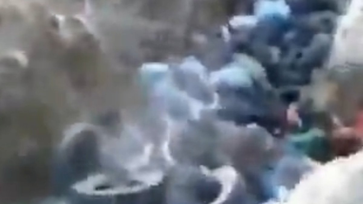 restitutorII's tweet image. 🇸🇾
Syrie: L'opposition syrienne met à prix la tête d'Amjad Youssouf, officier de la branche 227 du renseignement militaire de l'armée syrienne, cette personne a tué près de 300 civils lors du massacre de Tadamon en 2013 et il est accusé d'avoir violé de nombreuses femmes à Damas.