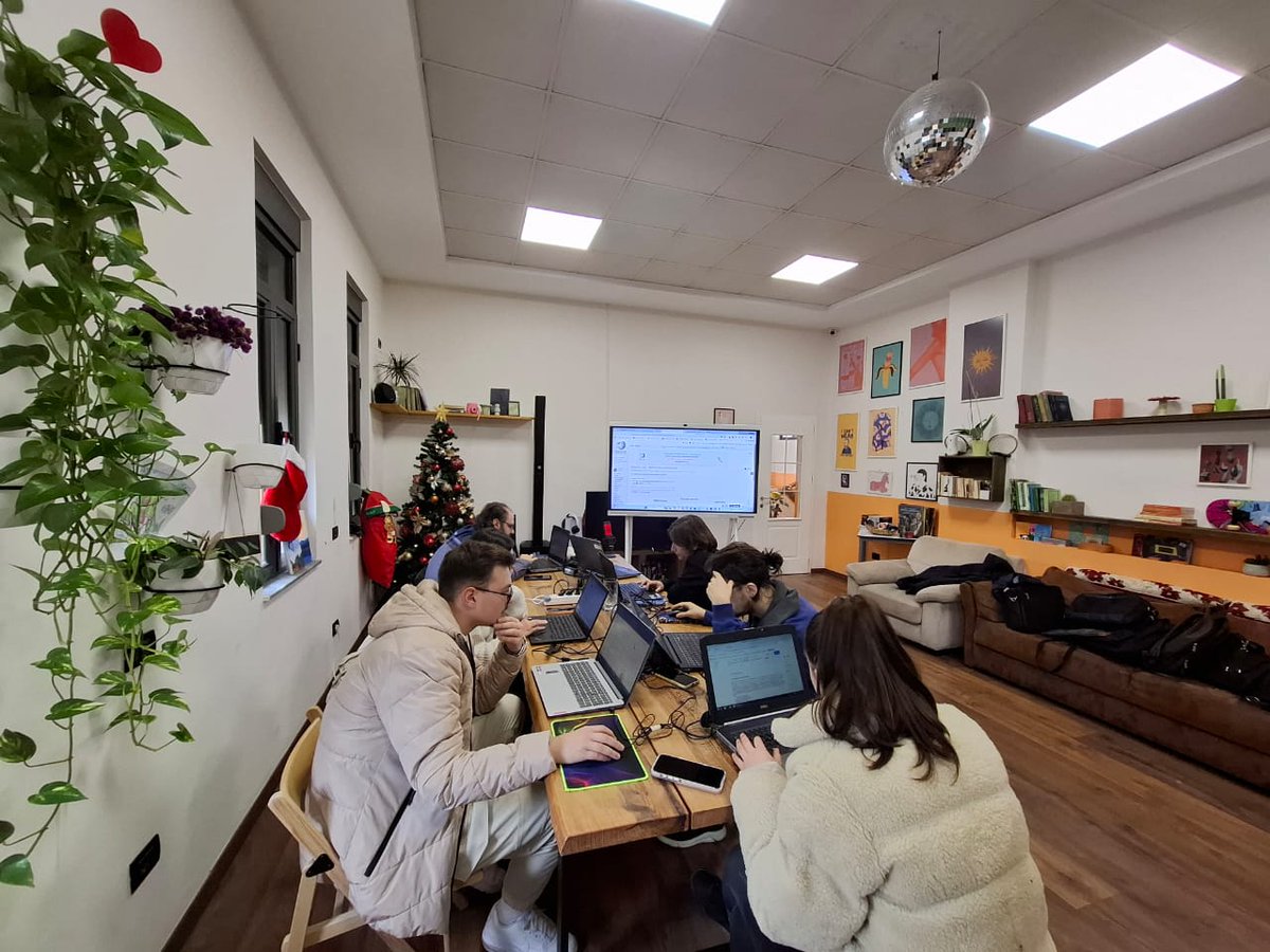 E keni menduar ndonjëherë se si kontrollohet informacioni në #Wikipedia? 
Përveç mekanizmave automatikë, është dhe kontrolli manual që bëhet nga komuniteti me privilegje kontrolli. Sot në Kosovë e Shqipëri një grup kontrolluesish u bashkuan për të kontrolluar mbi 200 artikuj.